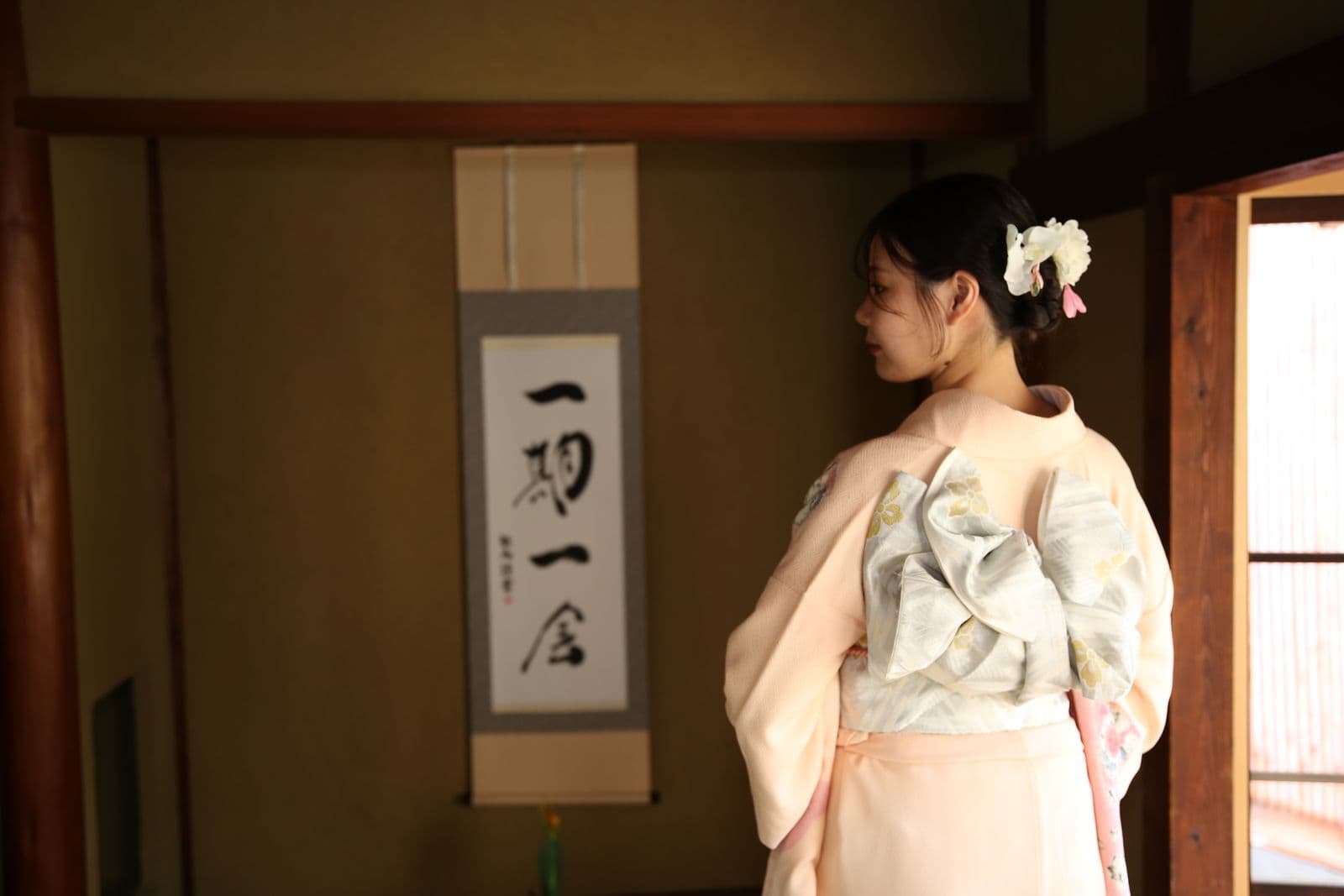 Guest in kimono with obi, in profile