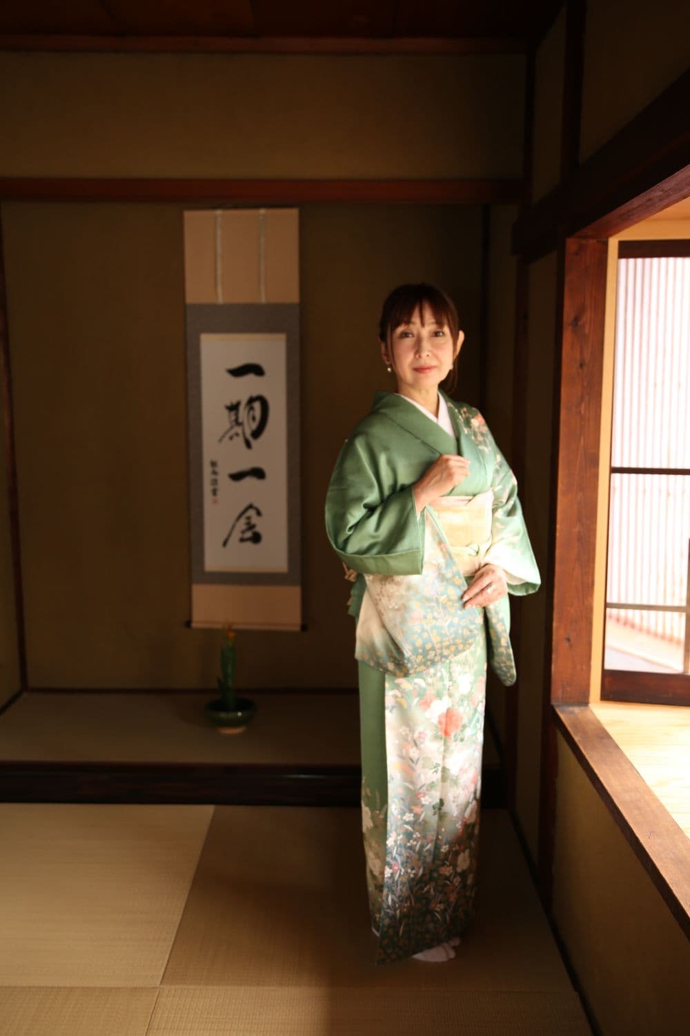 Portraits of guests in kimono beside the hanging scroll